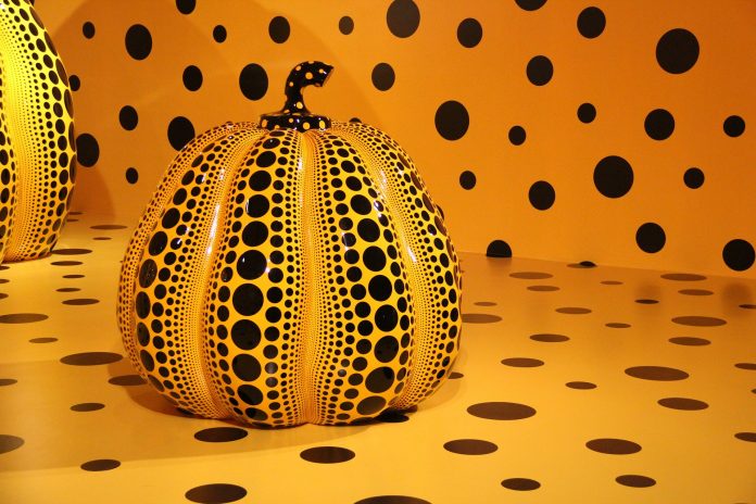 Imagen de SH Kim en Pixabay / Obra de yayoi kusama
